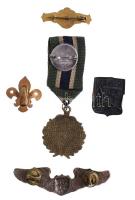 5db különféle kitűző és jelvény, közte Cserkész- és csehszlovák címeres jelvény T:2 egyiken ph. és t...