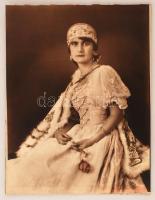 cca 1920 Tímár R(ózsika) keszthelyi fényképész aláírt, vintáge, színezett, kartonra kasírozott fotója palotásba öltöztetett nőről, 49x38 cm