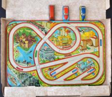 Felhúzhatós kis autók fém pályán,  retró lemez játék, eredeti dobozban, 52x38cm