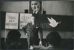 1949 Nemeskürty István(1925-2015) előadást tart, MKP szeminárium, háttérben Rákosi Mátyás portréjával, André Press pecséttel jelzett, feliratozva, 8x12 cm