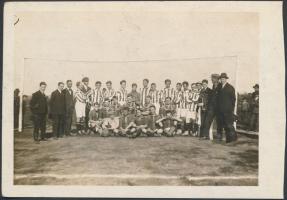 cca 1920-1930 Futballcsapat, körbevágott fotólap, 8,5x12 cm
