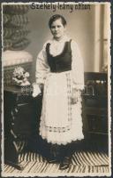 cca 1920 Székely leány otthon, fotólap, feliratozva, 14x9 cm