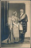 1938 Cholnoky Jenő(1870-1950) földrajztudós feleségével díszmagyarban, feliratozott fotólap, Cholnoky aláírásával, 13,5x9 cm