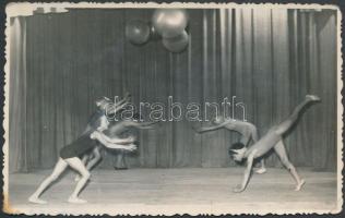 Tornászok léggömbökkel, 8,5x14 cm