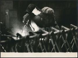 Vázforrasztás kerékpárgyárban, jelzetlen sajtófotó, 18x24 cm