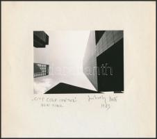 1983 Jankovszky György(1946-): New York, City Corp Center, feliratozva, aláírt, pecséttel jelzett, kartonra kasírozva, fotó: 10x14 cm, karton: 22x24 cm