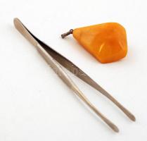 Fém bélyegcsipesz, h: 12 cm + műanyag nyaklánc függő ezüst (Ag.) szerelékkel, jelzett, a függő javításnyomokkal, 4,5×3×2 cm