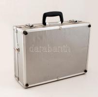 Nagyméretű, csukható fém koffer, 45,5×33×15,5 cm