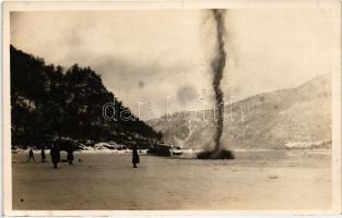 Orsova, Lékrobbantás a Duna jegén / explosion on the ice, photo