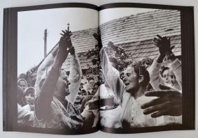 Korniss, Péter: Vergangenheit in der Gegenwart. Bp., 1979, Corvina. Kartonált papírkötésben, jó álla...