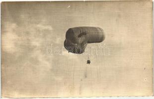 1916 Kötött megfigyelő léggömb működése közben / WWI Hungarian military observer on airship, photo