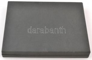 Érmetartó kazetta kivehető tálcával, 24 férőhellyel, használt állapotban, egyik sarkán sérülés