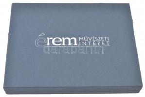 Érmetartó kazetta kivehető tálcával, 24 férőhellyel, használt állapotban, fedele kissé horpadt, rajt...