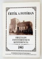 Érték a fotóban. Országos fotótörténeti konferencia előadásainak anyaga. Tata, 1994, Komárom-Esztergom Megyei Önkormányzat Múzeumainak Igazgatósága (Tudományos füzetek 9.). Papírkötésben, jó állapotban.