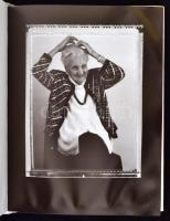 Pécsi portrék 1995-1998. Hajnóczy Örs és Körtvélyesi László fotói. Pécs, é. n., Művészetek Háza. Kör...