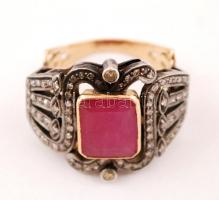 Art deco stilusú arany (Au.) 14K gyűrű, csiszolt rubin kővel, ezüst rátéttel, apró brill kövekkel, j...
