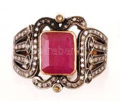 Art deco stilusú arany (Au.) 14K gyűrű, csiszolt rubin kővel, ezüst rátéttel, apró brill kövekkel, j...