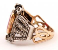 Art deco stilusú arany (Au.) 14K gyűrű, csiszolt rubin kővel, ezüst rátéttel, apró brill kövekkel, j...