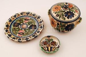 Korondi mázas kerámiák: tál fedővel, dísztányér és hamutál,  3db, (2db jelzett, Tófalvi Lajos, Páll Guszti), apró lepattanásokkal, 20x20cm és 10x3cm között