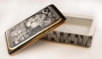 Szász Endre által tervezett aranyozott jelzett Hollóházi porcelán bonbonniere az "Arcok" s...