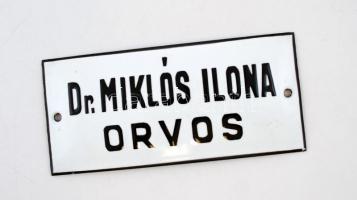 Retró zománc tábla "dr. Miklós Ilona orvos" felirattal, 7x15cm