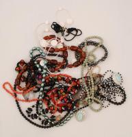 Cipősdoboznyi bizsu, ékszertartó dobozzal