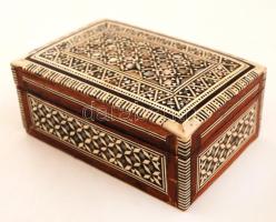 Gyöngyház berakásos fa dobozka, belsejében béléssel, 13x9x5 cm