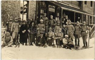 1915 Szebenjuharos, Hohe Rinne, Paltinis; Első Világháborús síelő katonák csoportképe a szálloda előtt / WWI skiing soldiers in front of the hotel,  Emil Fischer photo (EK)