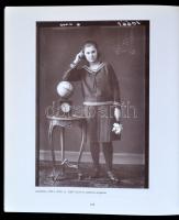 Fotó Homonnai. Egy makói fényképészcsalád hagyatéka. Szerk.: Kolta Magdolna. Bp., 1998, Magyar Fotog...