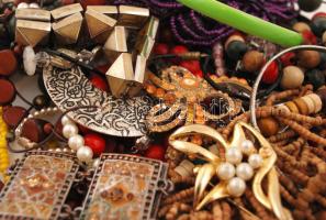 Nagy bizsu tétel, karkötőkkel, nyakláncokkal