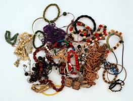 Nagy bizsu tétel, karkötőkkel, nyakláncokkal