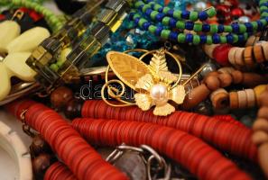 Nagy bizsu tétel, mutatós karkötőkkel, nyakláncokkal