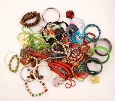 Nagy bizsu tétel, mutatós karkötőkkel, nyakláncokkal