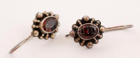 Ezüst (Ag.) fülbevaló csiszolt gránát kövekkel, bruttó:6 g