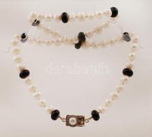 Édesvizi tenyésztett gyöngy nyaklánc ónix medállal, ezüst (Ag,) csattal, jelzett (925), h:55 cm