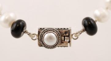 Édesvizi tenyésztett gyöngy nyaklánc ónix medállal, ezüst (Ag,) csattal, jelzett (925), h:55 cm