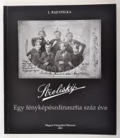 L. Bajti Etelka: Strelisky. Egy fényképészdinasztia száz éve. Bp., 2001, Magyar Fotográfiai Múzeum (A magyar fotográfia történetéből 23.). Papírkötésben, jó állapotban.