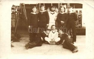 Az SMS Viribus Unitis legénysége a fedélzeten, csoportkép / SMS Viribus Unitis mariners on board, group photo (b)