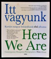 Itt vagyunk. Here We Are. Kortárs magyar fotográfusok első albuma. Bp., 1991, Magyar Fotóművészek Szövetsége. Papírkötésben, jó állapotban.