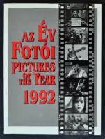 Az év fotói. Pictures of the Year 1992. Szerk.: Bacsó Péter et al. Bp., 1993, Magyar Fotóriporterek Kamarája (Pelikán Könyvek). Papírkötésben, jó állapotban.