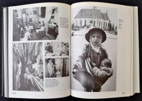 Az év fotói. Pictures of the Year 1992. Szerk.: Bacsó Péter et al. Bp., 1993, Magyar Fotóriporterek ...
