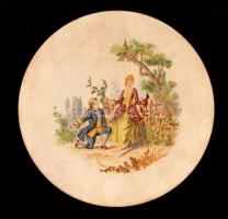 Lánykérés jelenetével díszített fajansz fali tál, kézzel festett, jelzett, kis sérüléssel, d: 21 cm