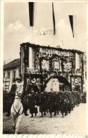 1938 Rozsnyó, Roznava; bevonulás, díszkapu / entry of the Hungarian troops, decorated gate