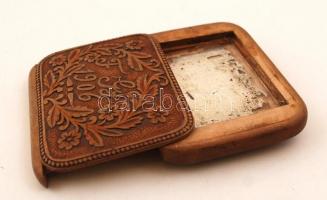 1906 Faragott fa púdertartó, F.Gy. monogrammal, 9x7 cm
