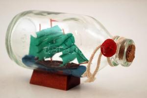 Türelemüveg, benne mutatós vitorlás hajóval, hibátlan, jó állapotban, h: 14 cm