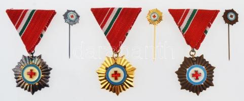 ~1975. "Vöröskeresztes Munkáért"  arany fokozata miniatűrrel, dísztokban + "Vöröskere...