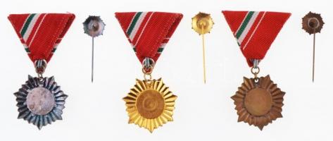 ~1975. "Vöröskeresztes Munkáért"  arany fokozata miniatűrrel, dísztokban + "Vöröskere...