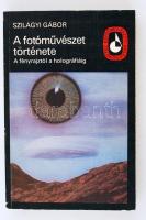 Szilágyi Gábor: A fotóművészet története. A fényrajztól a holográfiáig. Bp., 1982, Képzőművészeti Alap Kiadóvállalata (Képzőművészeti Zsebkönyvtár). Papírkötésben, jó állapotban.