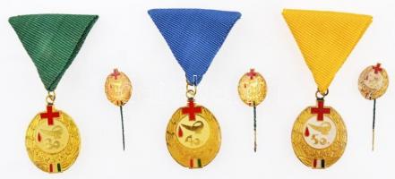 ~1970-1980. "30., 40., 50. Véradásért" 3db festett, aranyozott fém jelvény, mind mellszala...