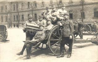 Budapest IX. Ferenc József honvéd gyalogsági laktanya, katonák ágyúval, csoportkép, Pobuda Alfréd fényképész, photo